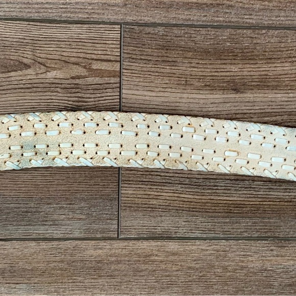 Leather white color belt with brass buckle - Picture 9 of 10